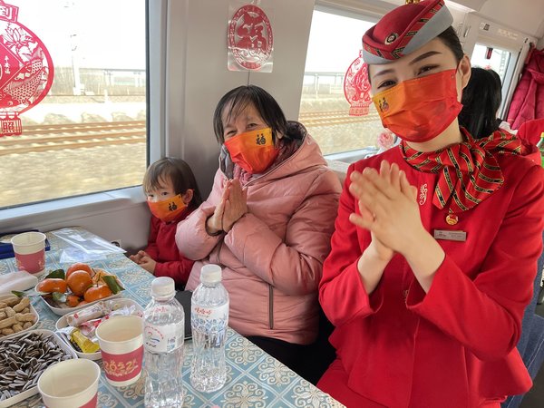 品味传统文化  共享多彩旅程——济铁旅服公司青岛高铁餐饮管理分公司温馨陪伴乘客回家过年