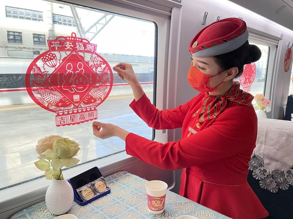 品味传统文化  共享多彩旅程——济铁旅服公司青岛高铁餐饮管理分公司温馨陪伴乘客回家过年