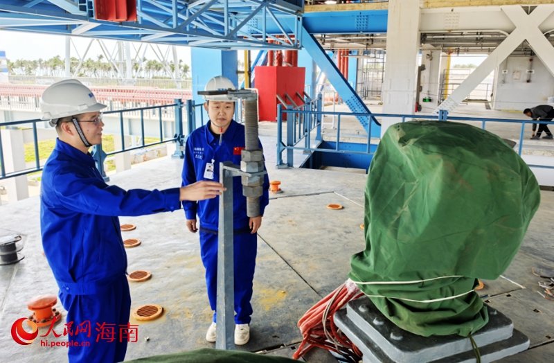 海南商业航天发射场一号发射工位首席指挥员张小军（左）在检查一号发射工位恢复情况。人民网记者 毛雷摄